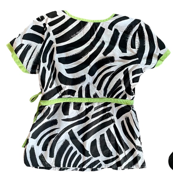 Koi xs zebra print scrub top with lime green lining - Picture 3 of 3